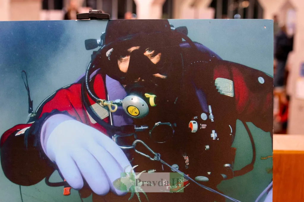 Водолаз у захисному спорядженні під водою