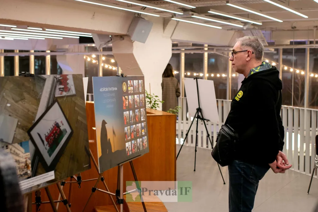 Чоловік оглядає фотовиставку в галереї