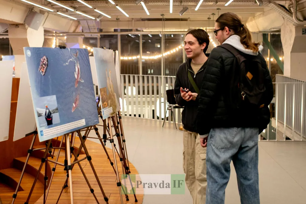 Люди розглядають фотовиставку у сучасній галереї