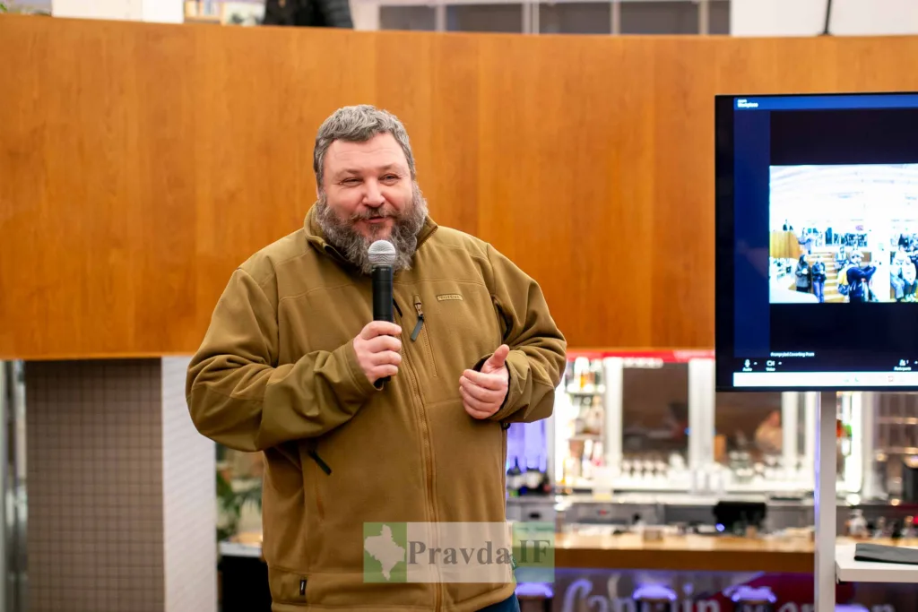 Чоловік говорить у мікрофон під час презентації