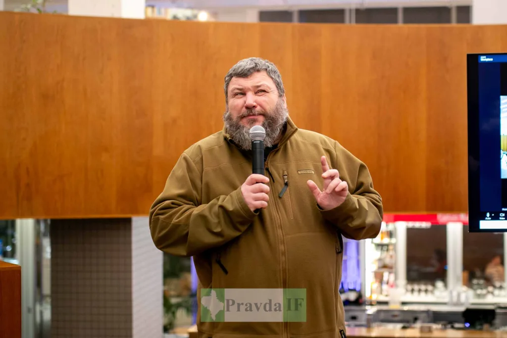 Чоловік виступає з мікрофоном на публічному заході