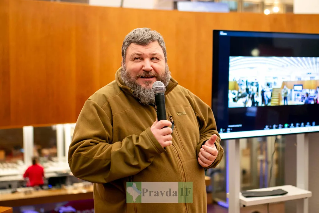 Чоловік говорить у мікрофон під час презентації