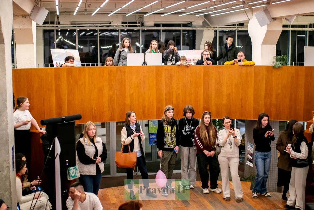 Люди на культурному заході в сучасному приміщенні