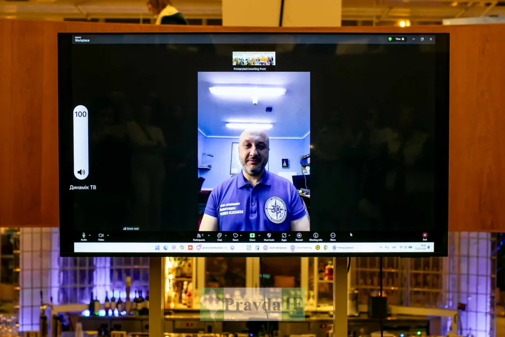 Відеодзвінок на екрані під час онлайн зустрічі