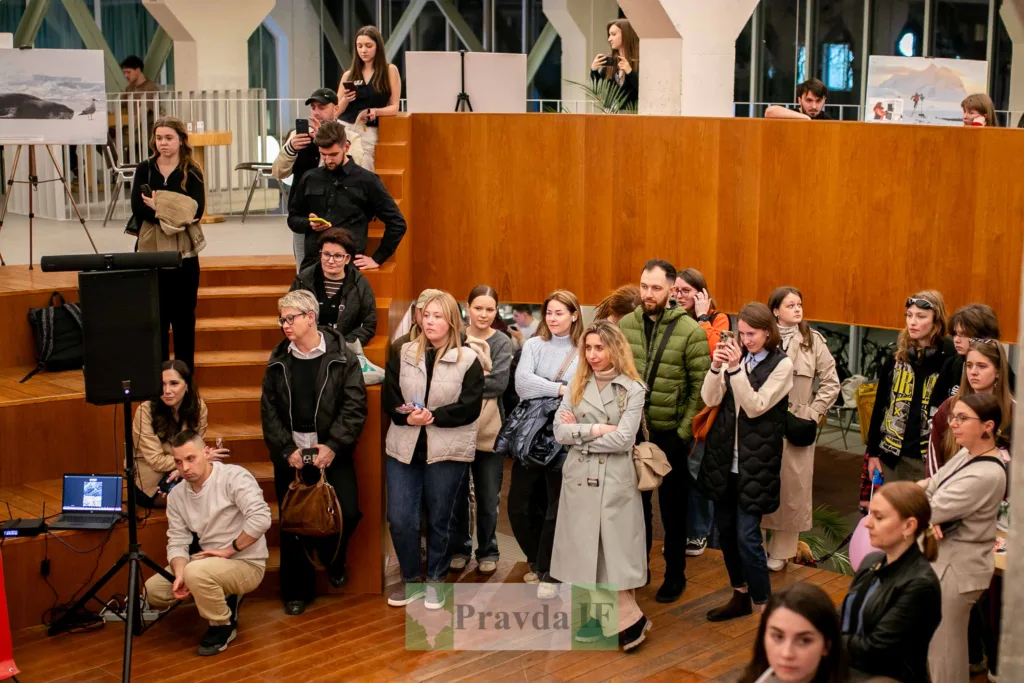 Люди на культурному заході у сучасному приміщенні