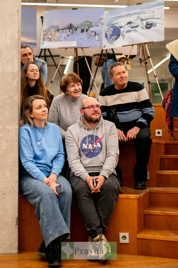 Люди слухають презентацію з арктичними фотографіями