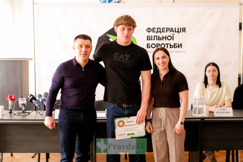 Нагородження спортсмена Федерацією вільної боротьби України