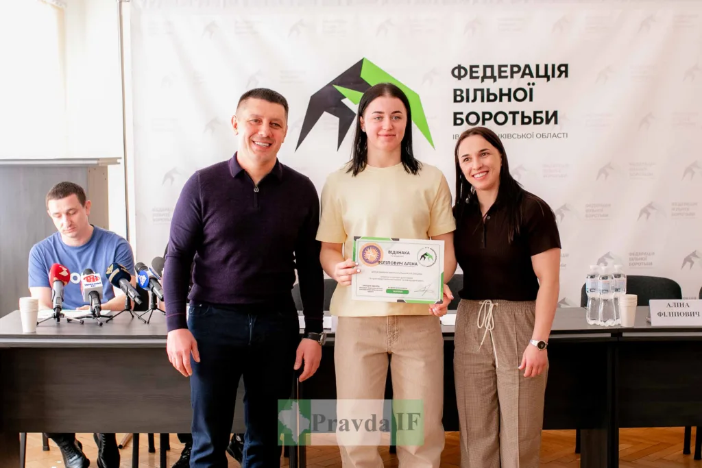 Нагородження спортсменки Федерацією вільної боротьби