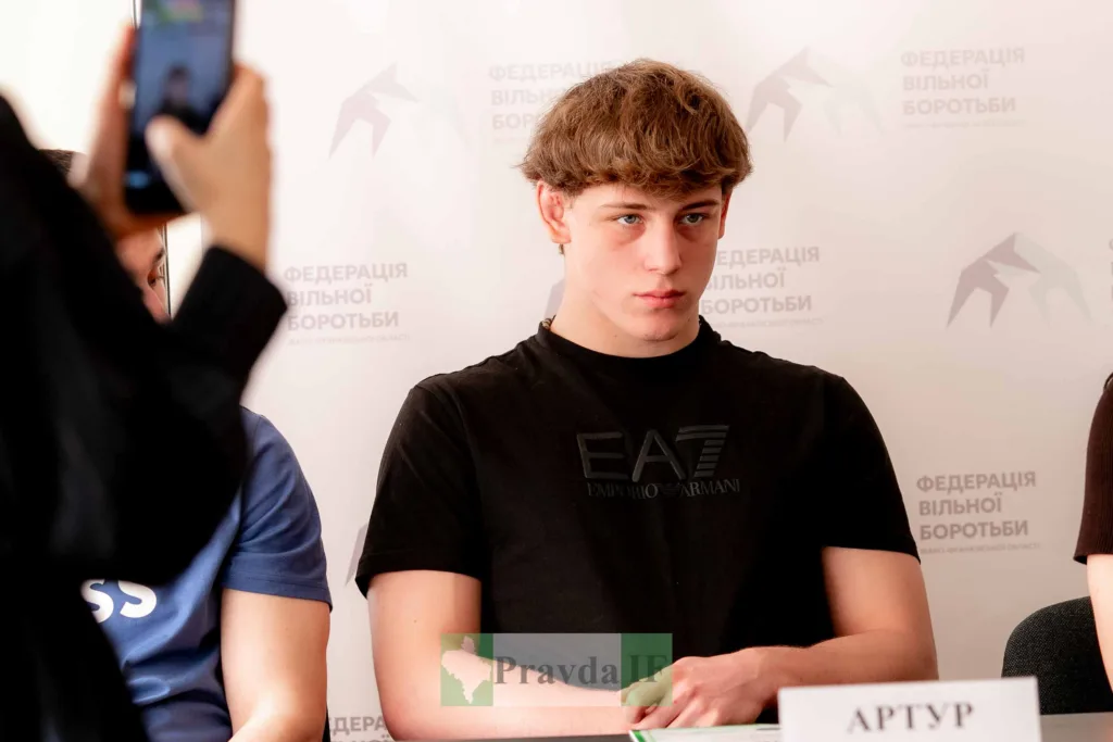 Учасник пресконференції Федерації вільної боротьби