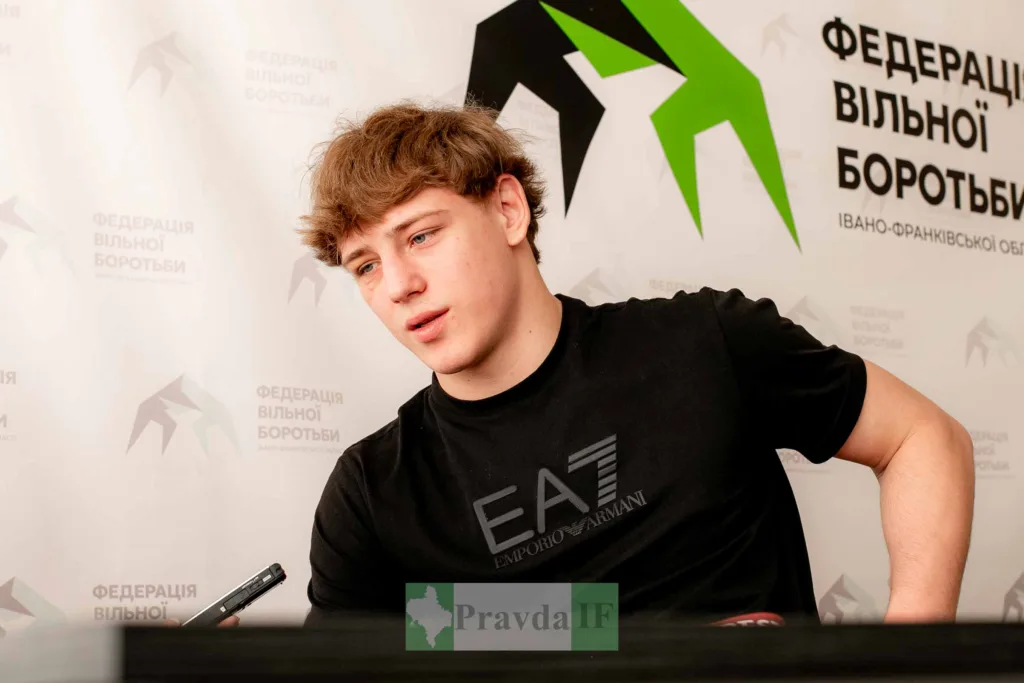 Спортсмен Федерації вільної боротьби на пресконференції