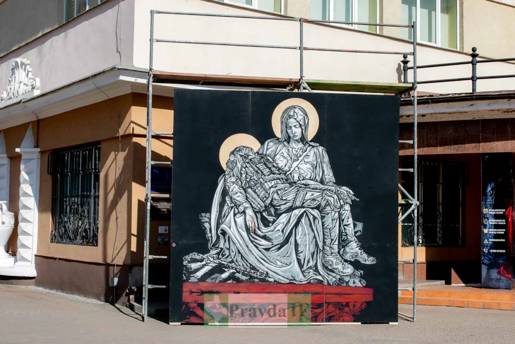 Мурал із зображенням скорботної матері воїна