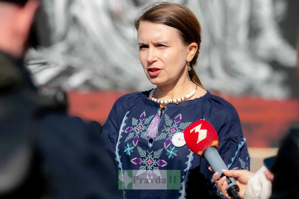 Жінка дає інтерв’ю на вулиці