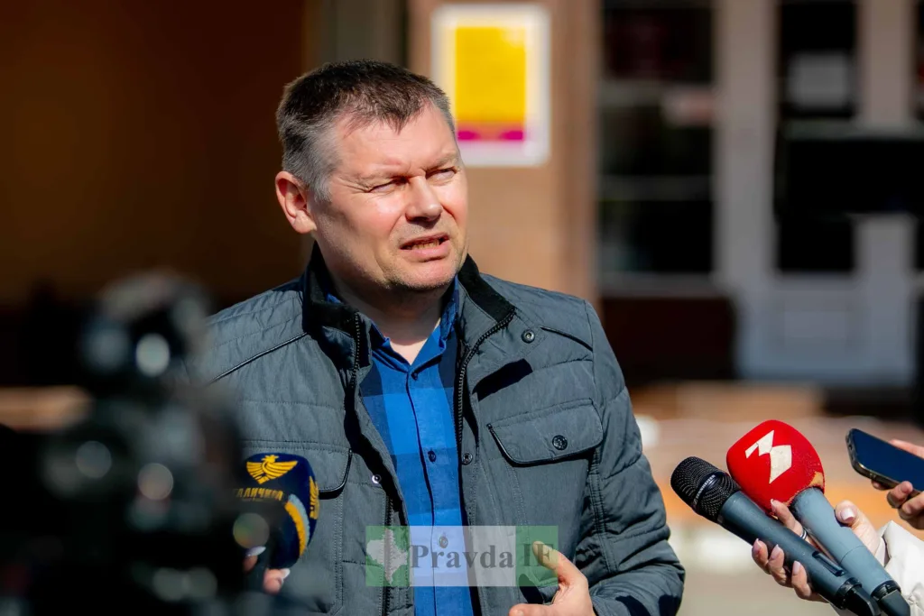 Чоловік дає інтерв’ю журналістам на вулиці