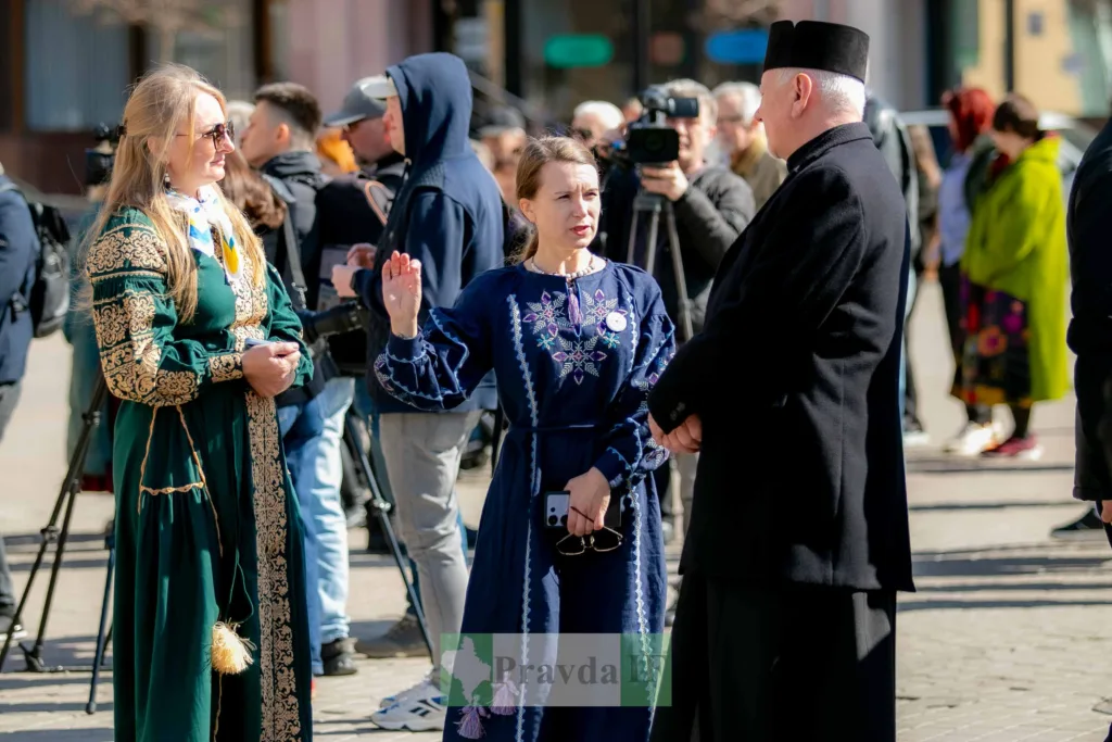 Люди у вишиванках спілкуються на вулиці