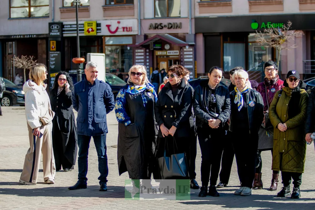 Люди стоять на вулиці під час події