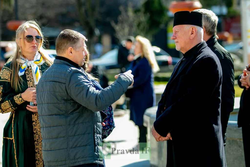 Люди спілкуються на вулиці під сонцем