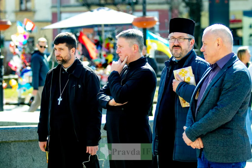 Священики та чоловіки на вуличному заході