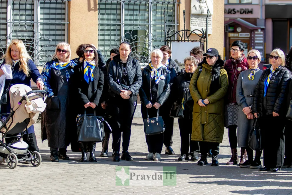 Група жінок на вулиці з українськими стрічками