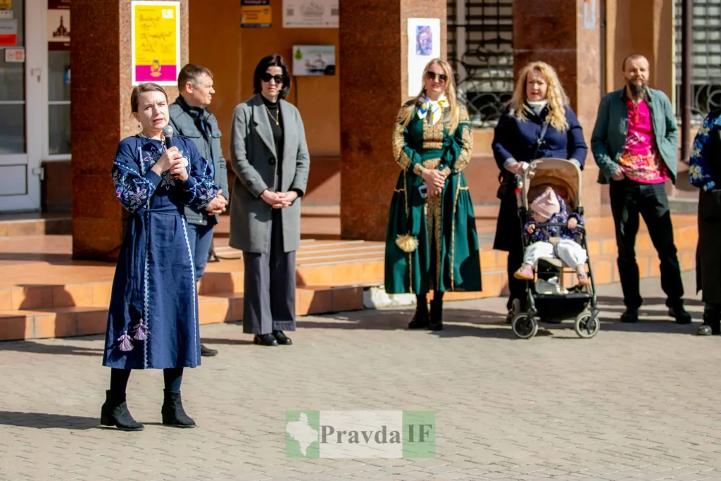 Люди на вуличному заході у традиційному вбранні