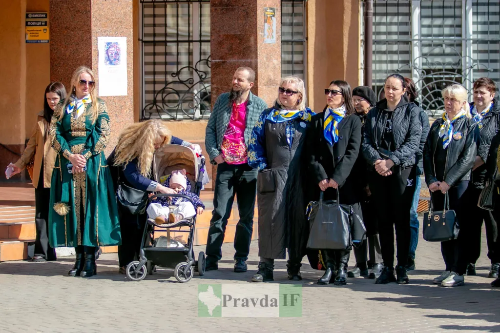 Люди стоять на вулиці під час події