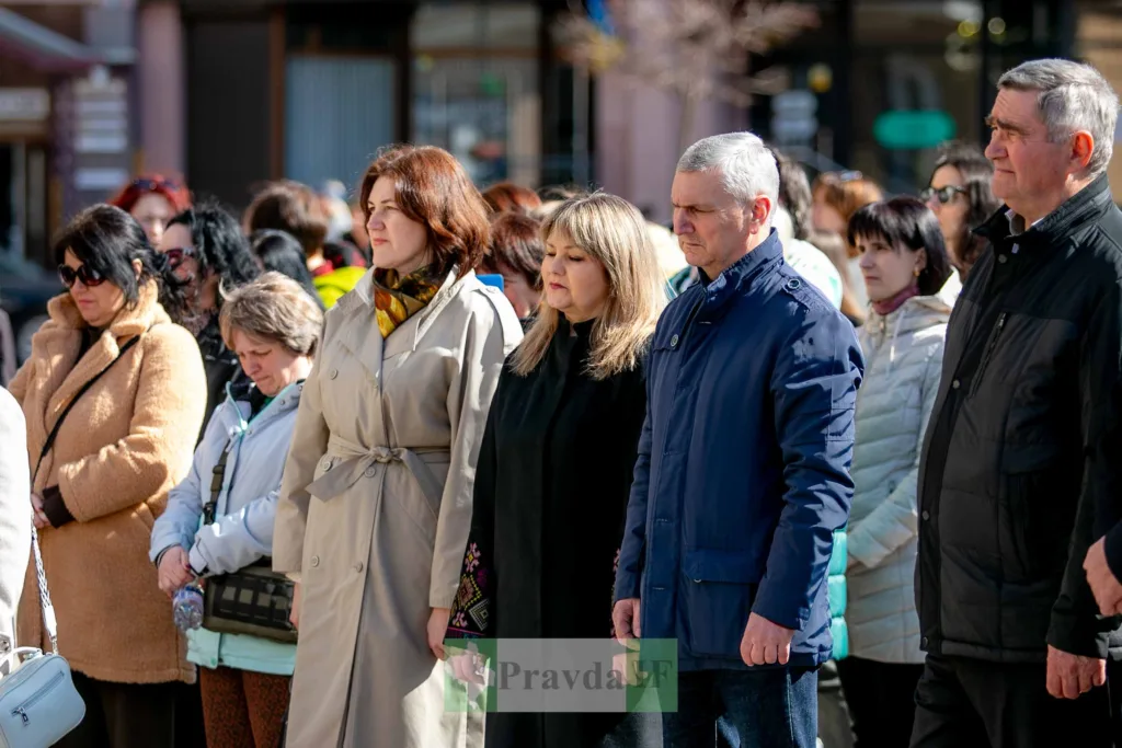Люди стоять на вулиці під час заходу