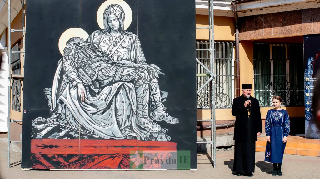 Мурал із Богородицею та українським воїном