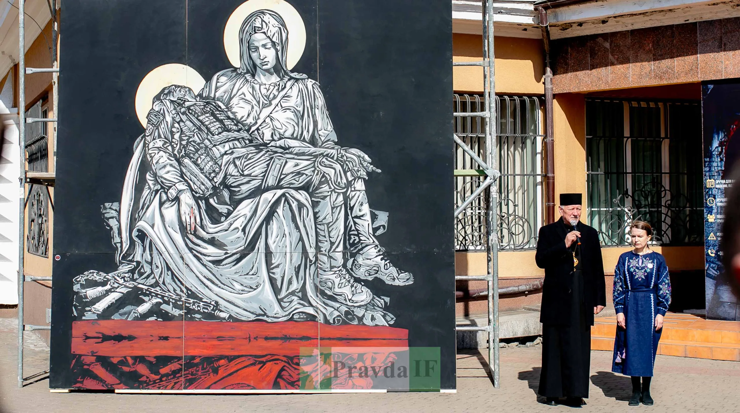 Мурал із Богородицею та українським воїном