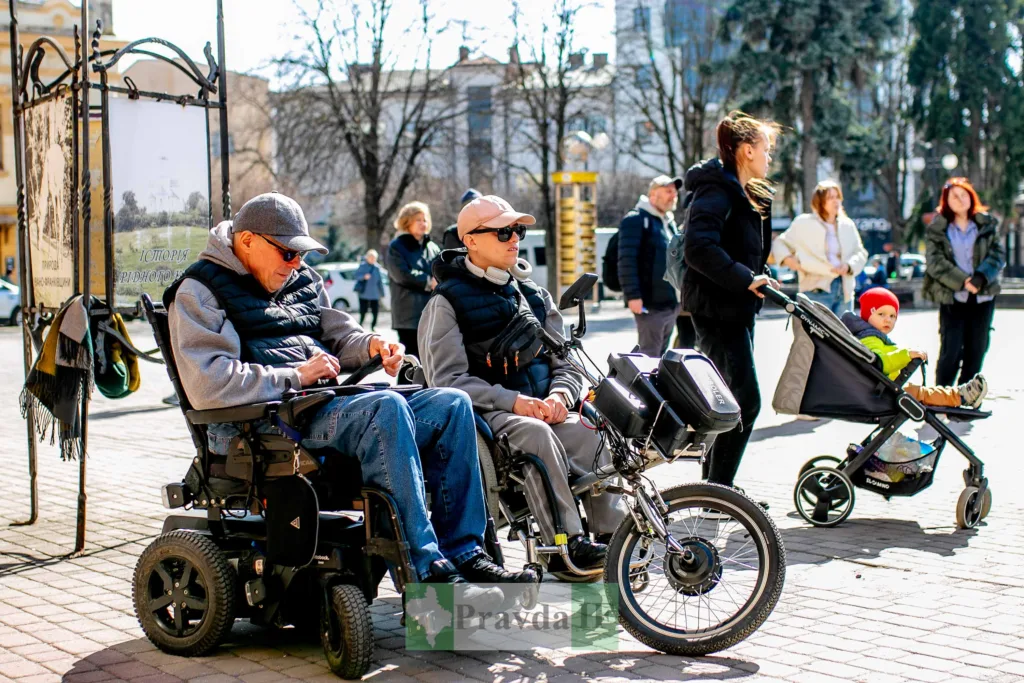 Люди у візках на сонячній вулиці міста