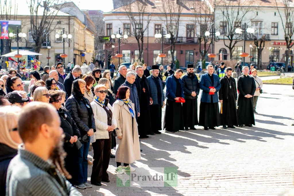 Молитва та зібрання людей у центрі міста