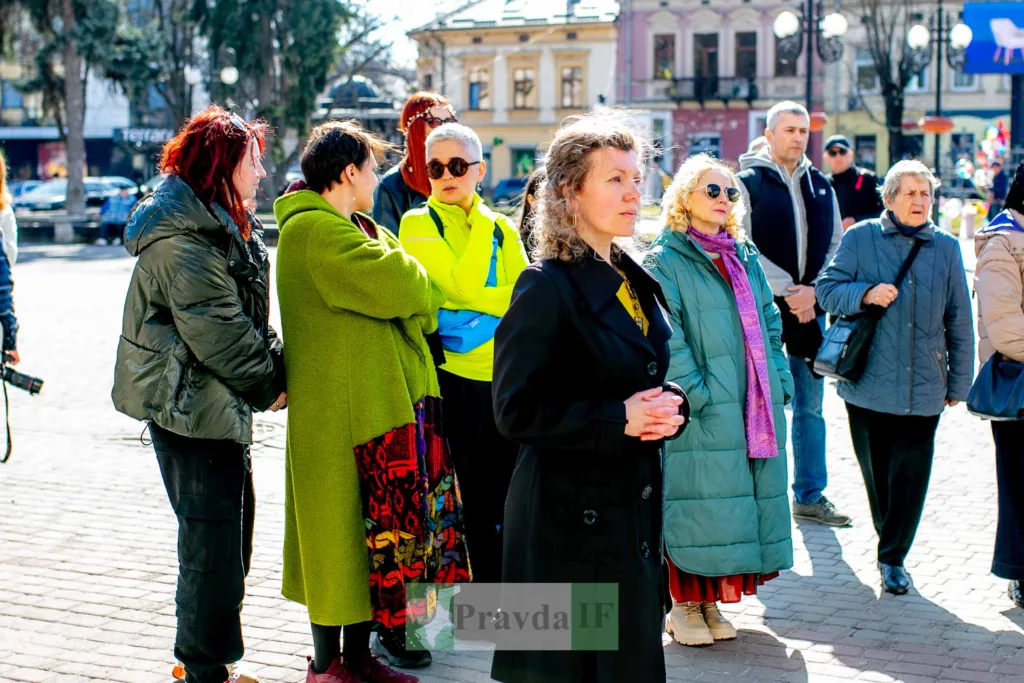 Люди на вулиці під час міського заходу
