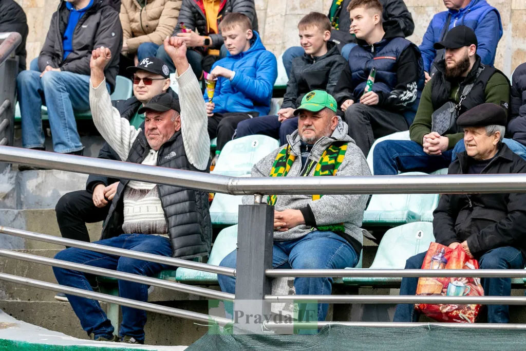 Вболівальники на трибунах під час футбольного матчу