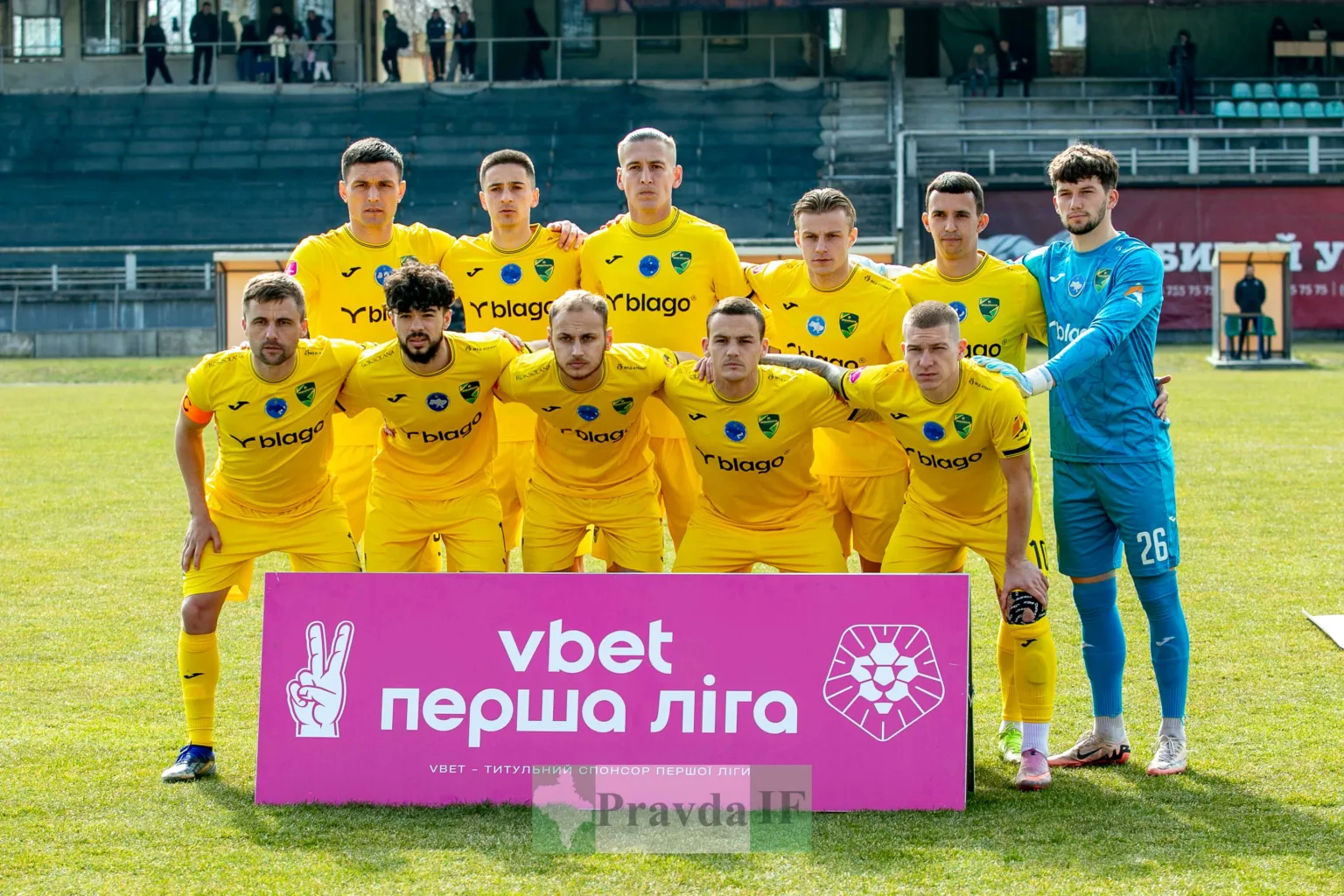 Футбольна команда у жовтій формі перед матчем