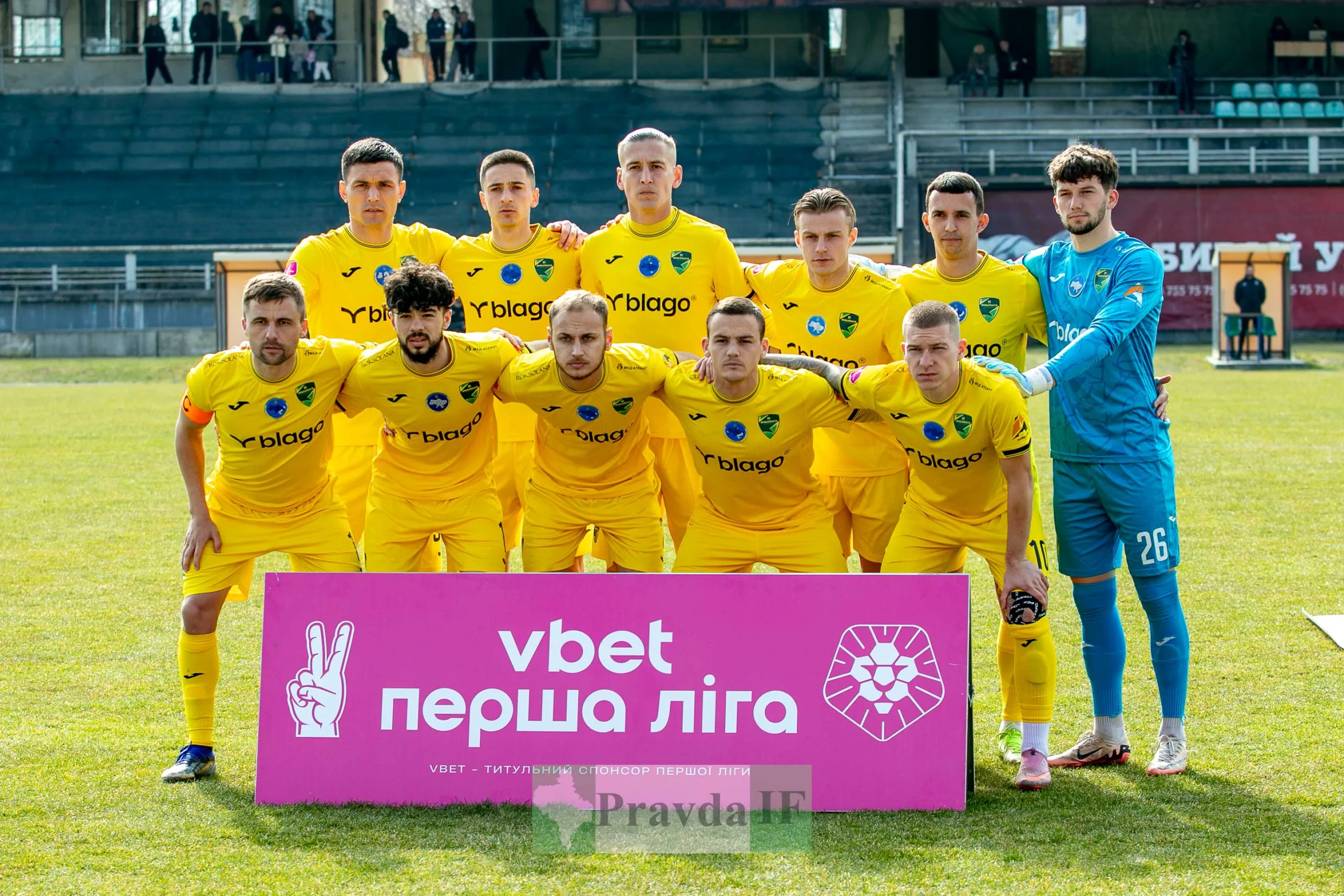 Футбольна команда у жовтій формі перед матчем