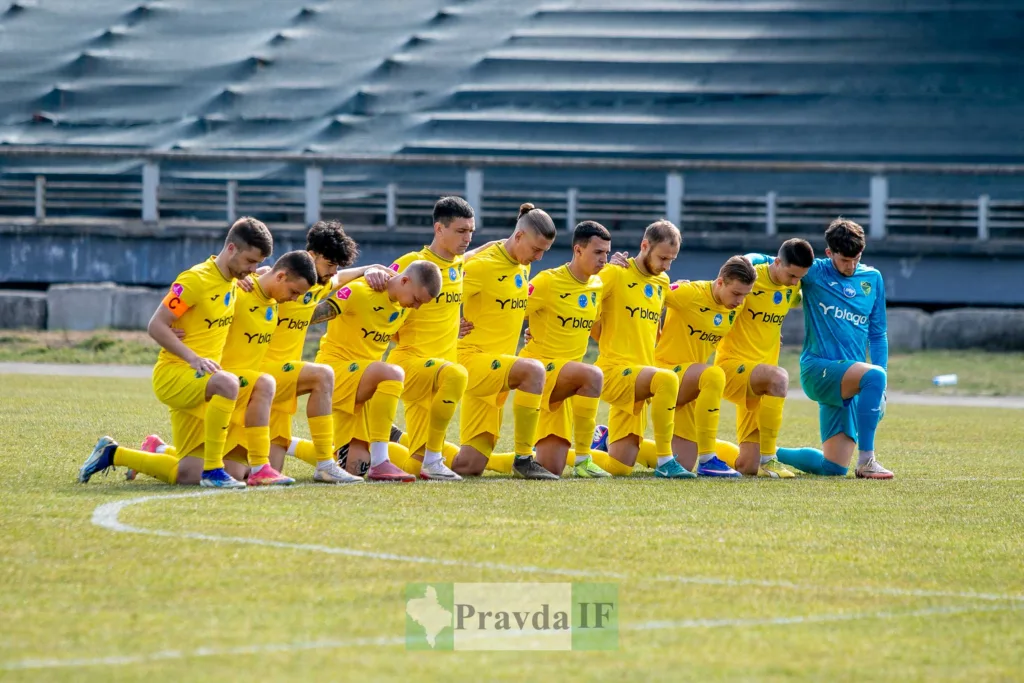 Футбольна команда у жовтій формі на полі
