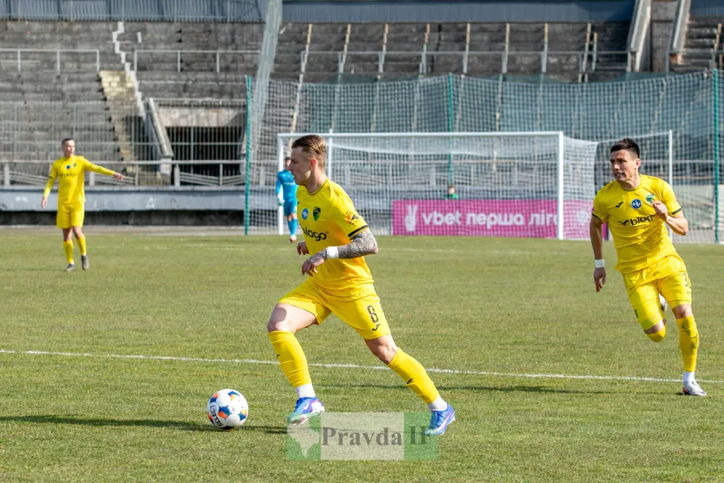 Футболісти в жовтій формі під час матчу