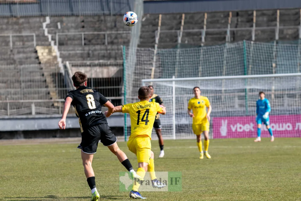 Футболісти борються за м'яч біля воріт