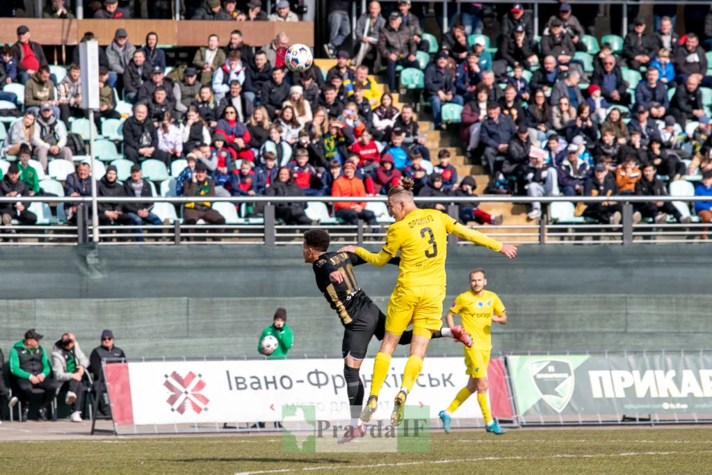 Футбольний матч на стадіоні з глядачами