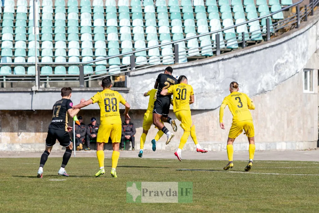 Футбольний матч на стадіоні без глядачів