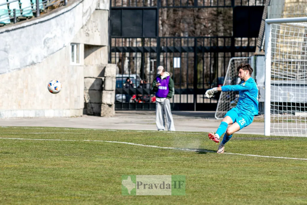 Воротар вибиває м'яч під час футбольного матчу