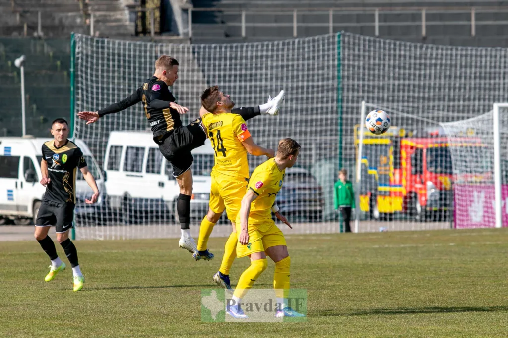 Футбольний матч, боротьба за м'яч у повітрі