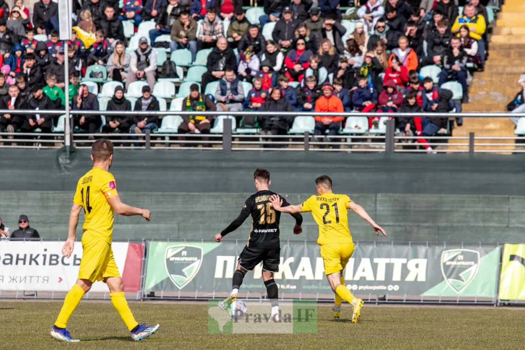 Футбольний матч на стадіоні з уболівальниками