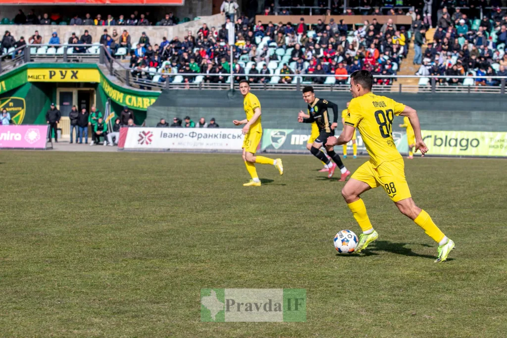 Футболісти змагаються на полі перед глядачами