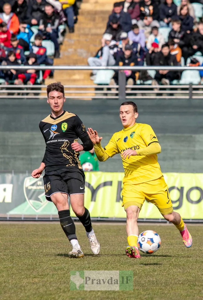 Футболісти змагаються за м'яч на полі