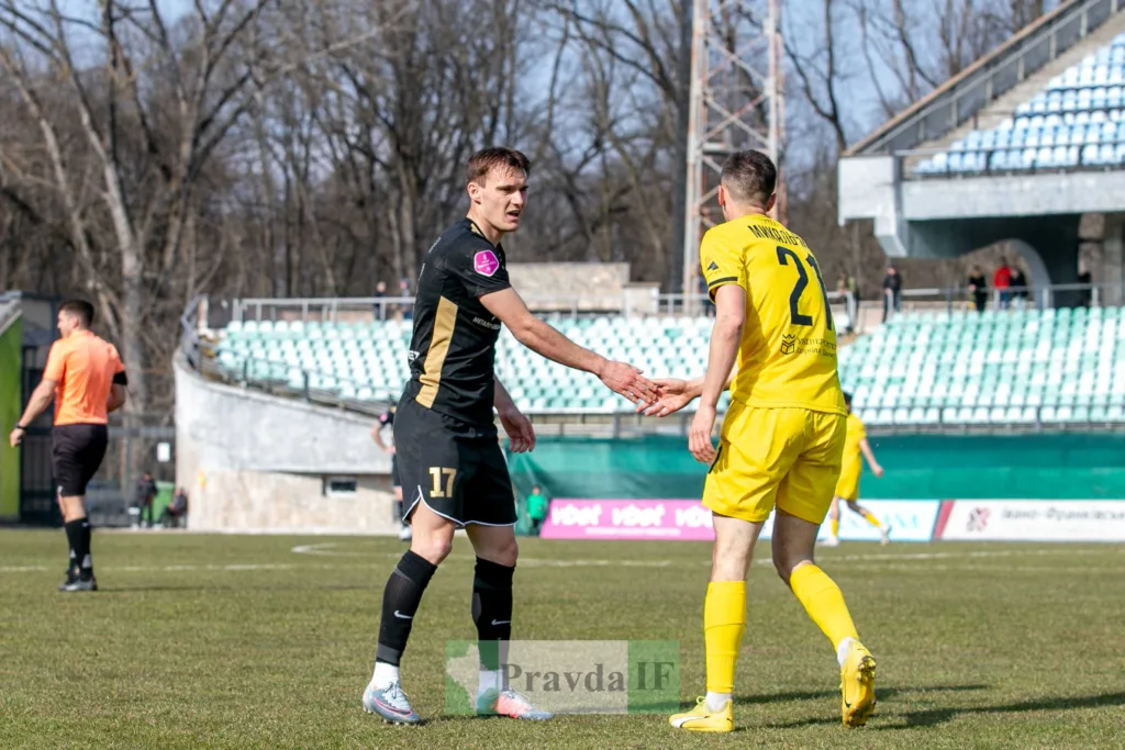 Футболісти тиснуть руки на полі під час матчу