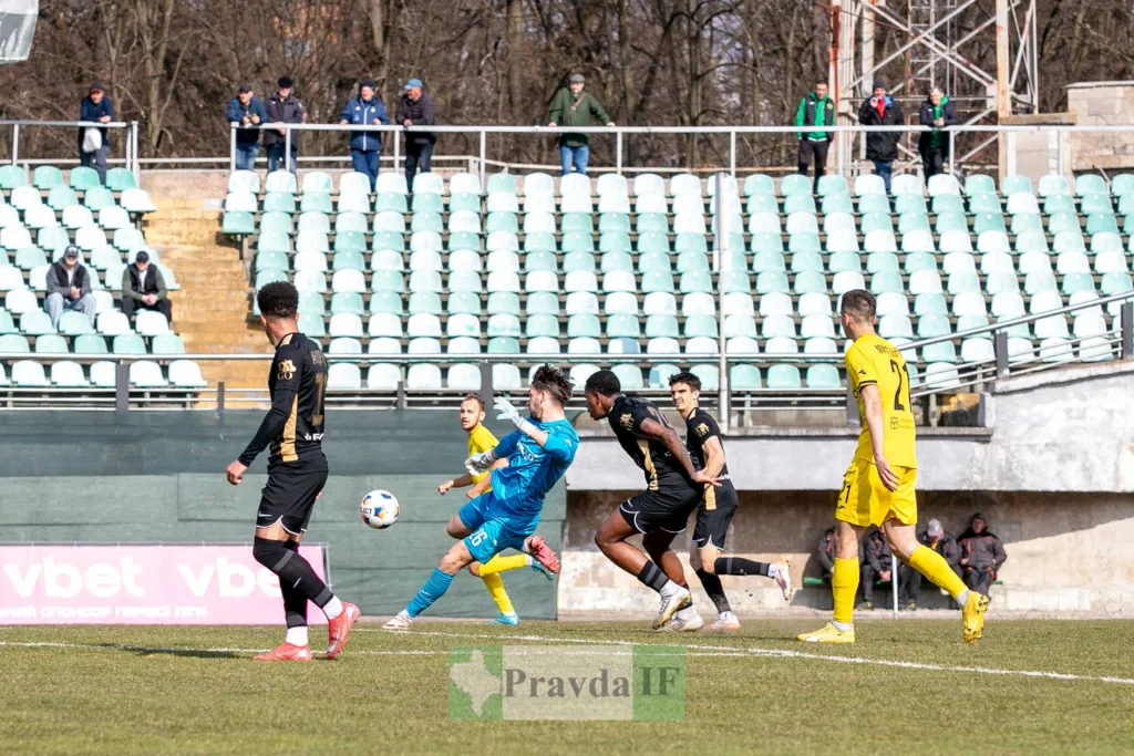 Футбольний матч на стадіоні з глядачами