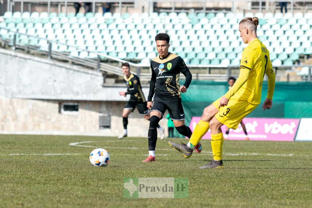 Футболісти під час матчу на полі стадіону