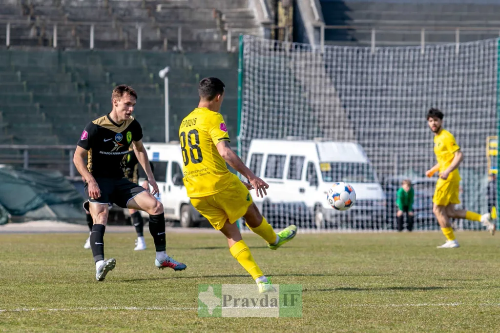Футболісти змагаються за м'яч на полі