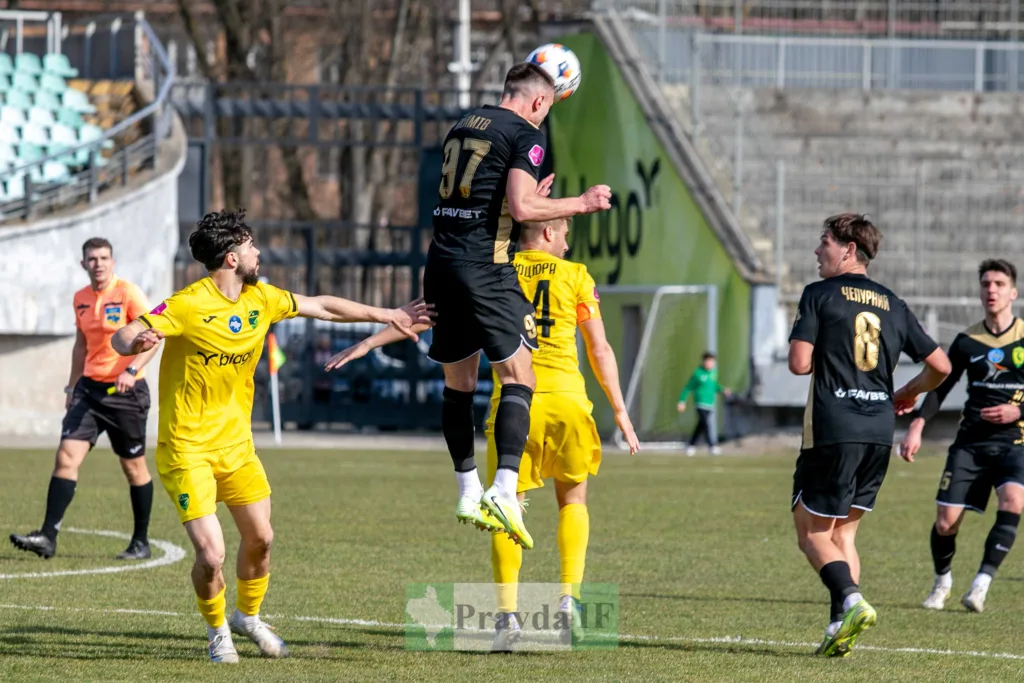 Футбольний матч, гравець б’є м’яч головою