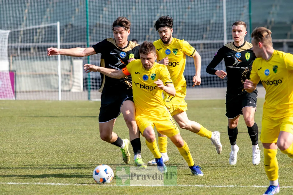 Футболісти борються за м'яч під час матчу