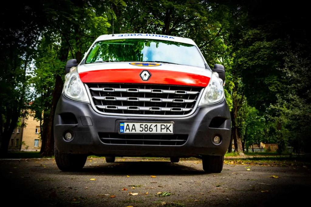 Швидка допомога Renault на парковці серед дерев